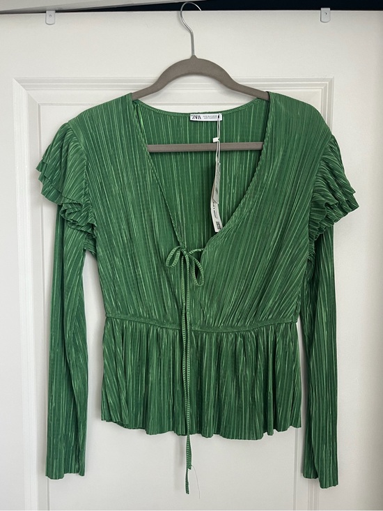 Zara Tops - NWT Zara Emerald Green Lightweight Crepe Ribbed Textured Ruffle Long Sleeve